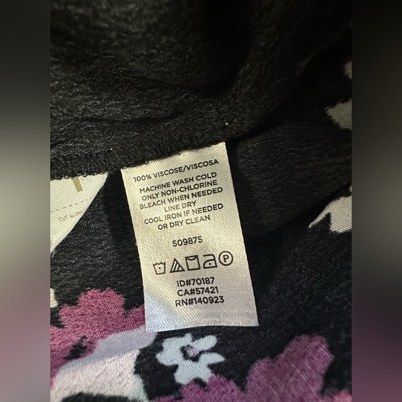 Loft flowery romper with pockets. NWOT. Size small. - Picture 5 of 5